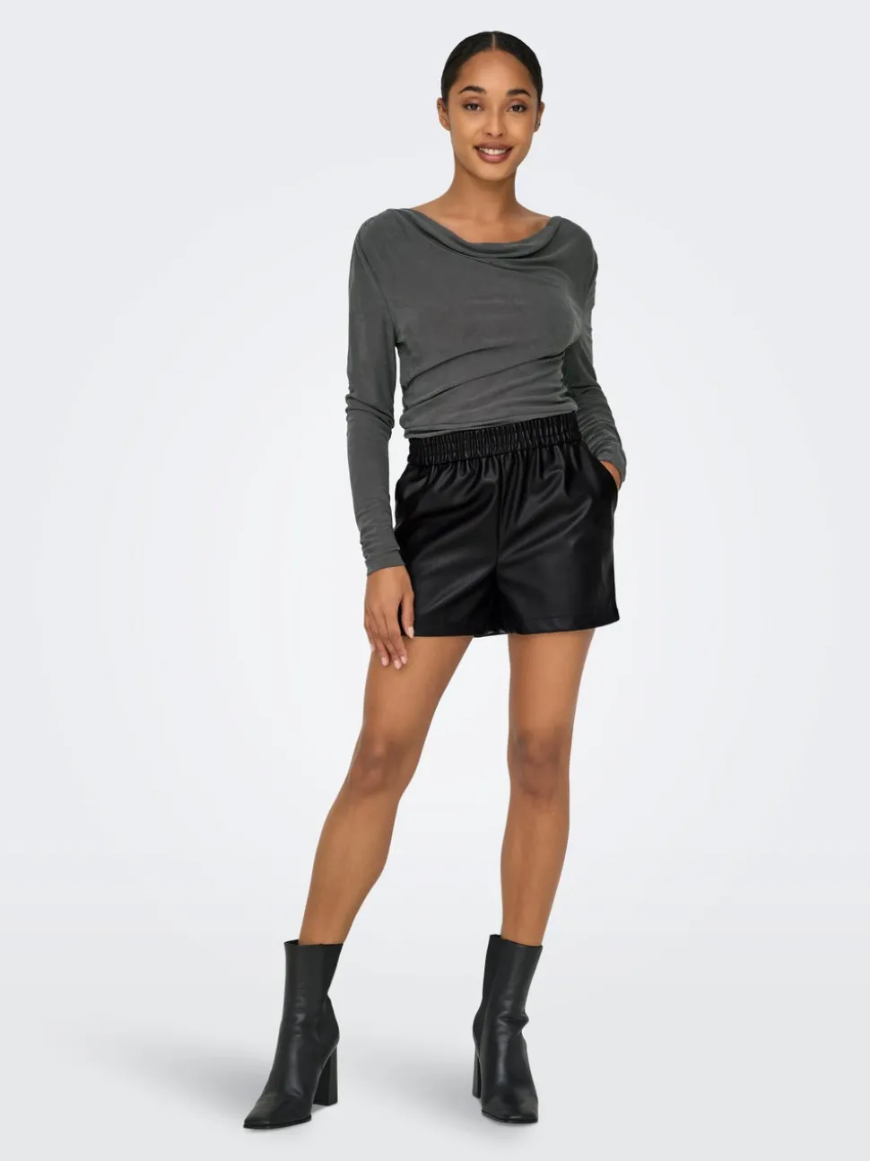 JDYALAIA Middels høy midje Regular Fit Shorts i kunstskinn