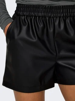 JDYALAIA Middels høy midje Regular Fit Shorts i kunstskinn