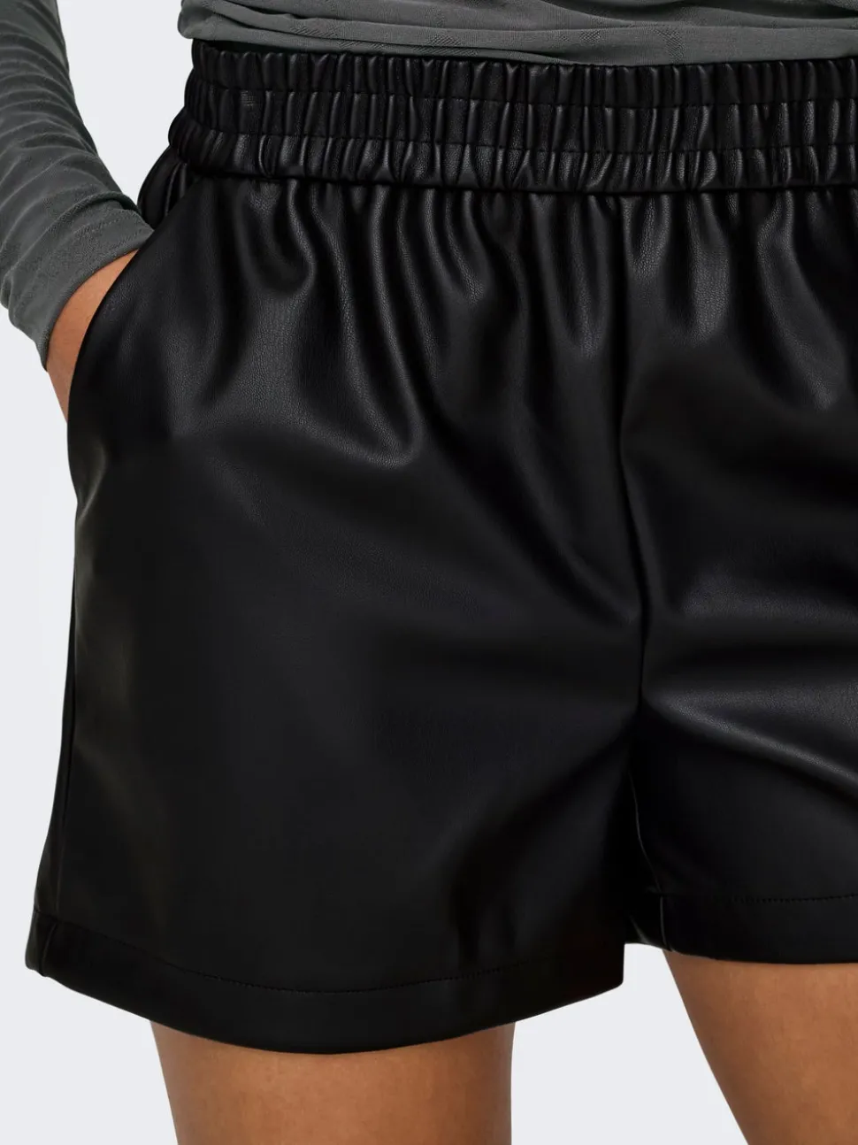 JDYALAIA Middels høy midje Regular Fit Shorts i kunstskinn