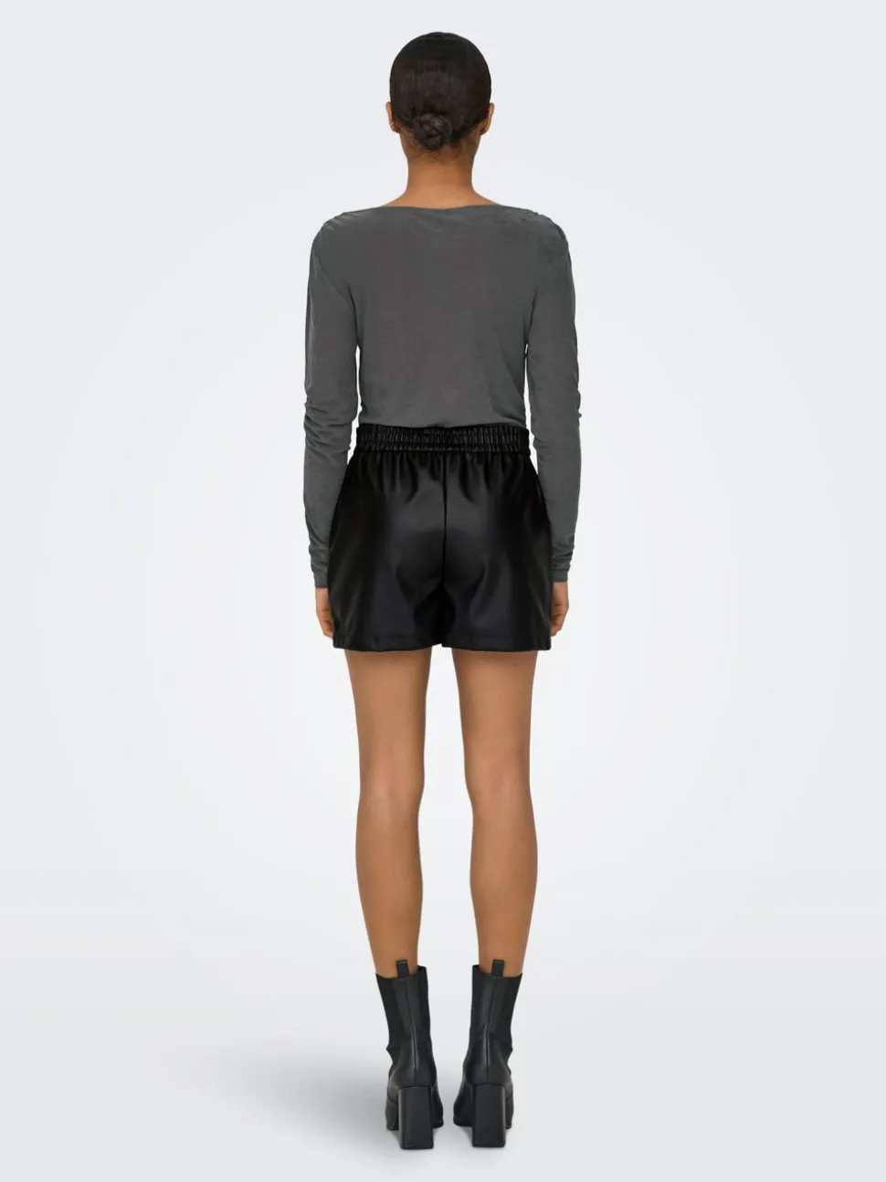 JDYALAIA Middels høy midje Regular Fit Shorts i kunstskinn