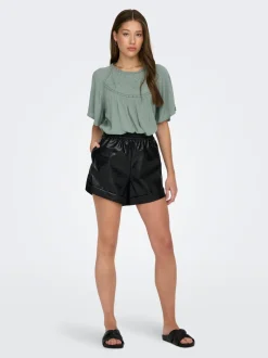 ONLDITTE Oversized Fit Shorts i kunstskinn