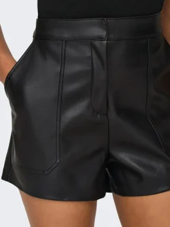 ONLTRICIA Middels høy midje Baggy Fit Shorts i kunstskinn