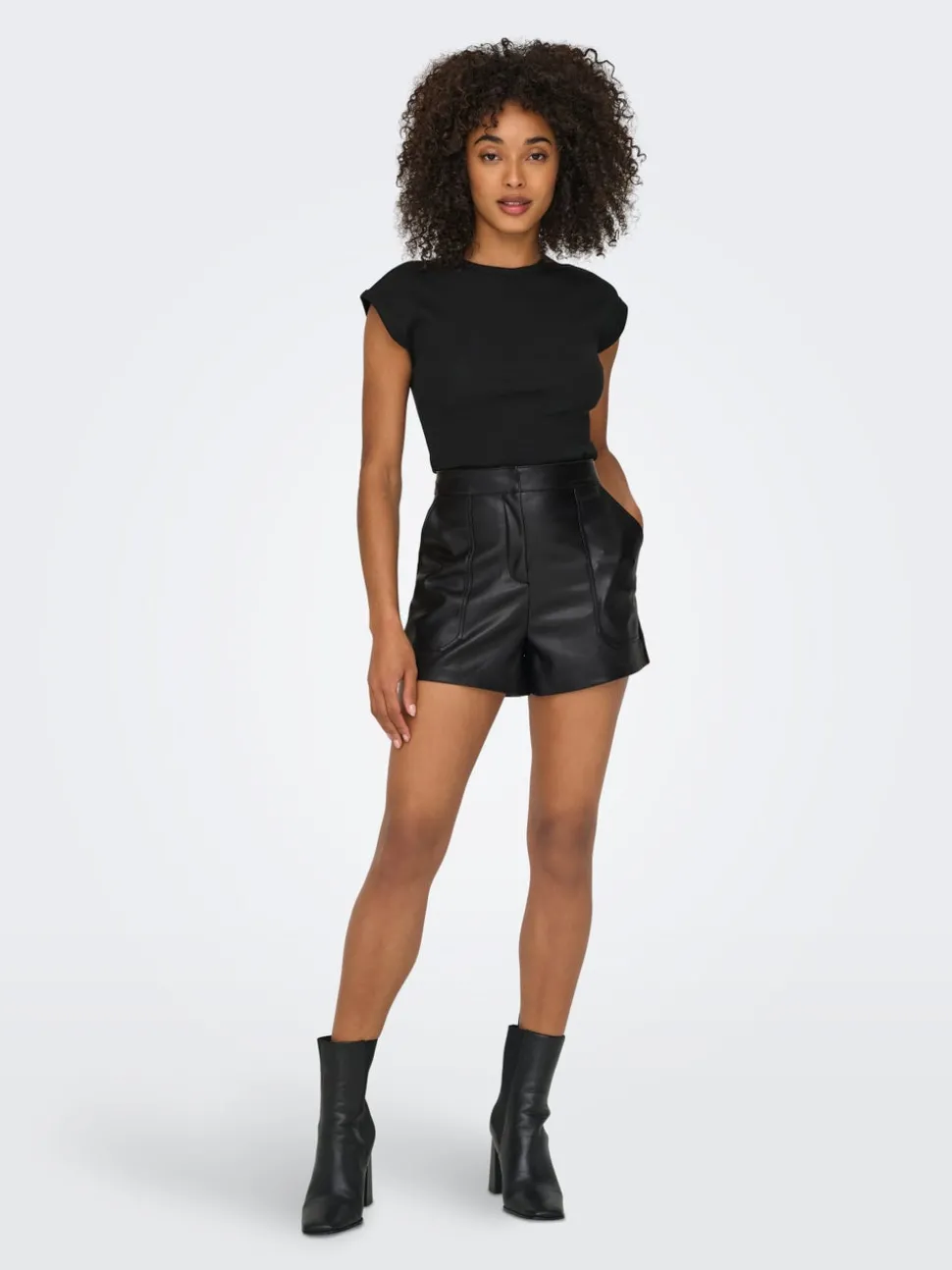 ONLTRICIA Middels høy midje Baggy Fit Shorts i kunstskinn