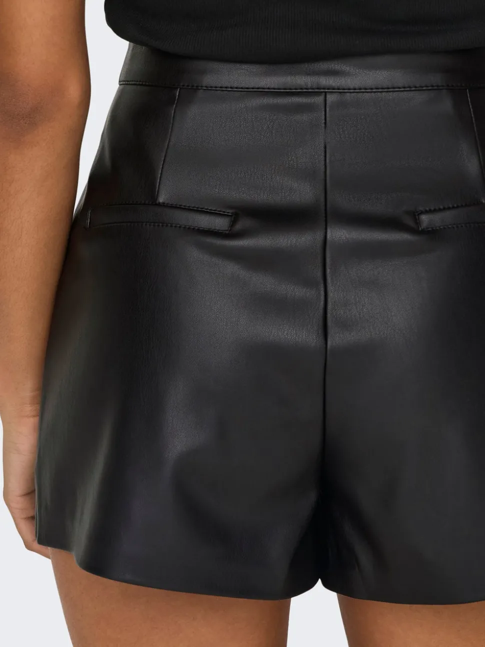 ONLTRICIA Middels høy midje Baggy Fit Shorts i kunstskinn